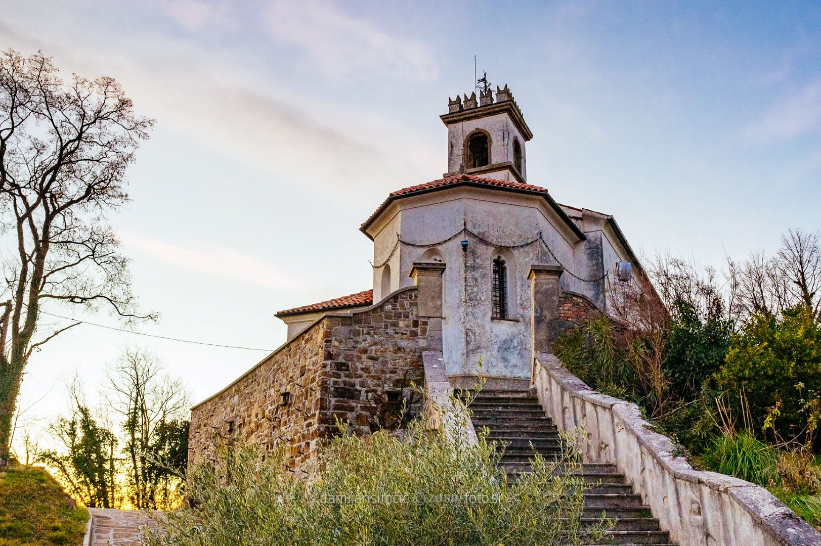 Die Kirche des Hl. Leonhard, des Schutzheiligen der Gefangenen, Dolnje Cerovo 